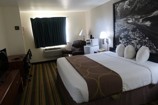 Super 8 by Wyndham Windsor