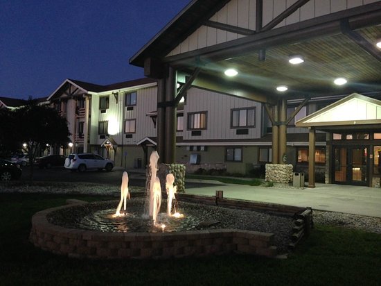 White Pines Inn & Suites of Holland