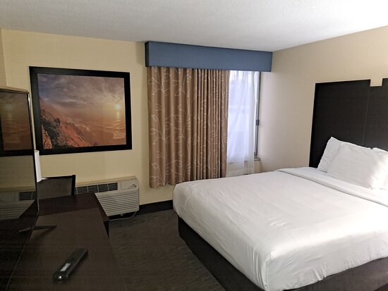 Days Inn & Suites by Wyndham Grand Rapids Near Downtown