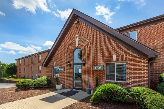 HomeTowne Studios & Suites Greensboro
