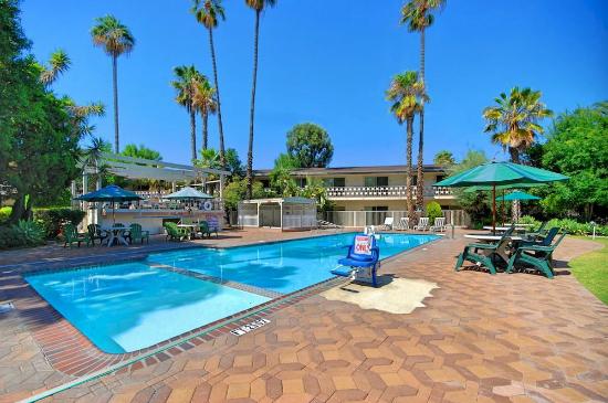 Super 8 by Wyndham Long Beach