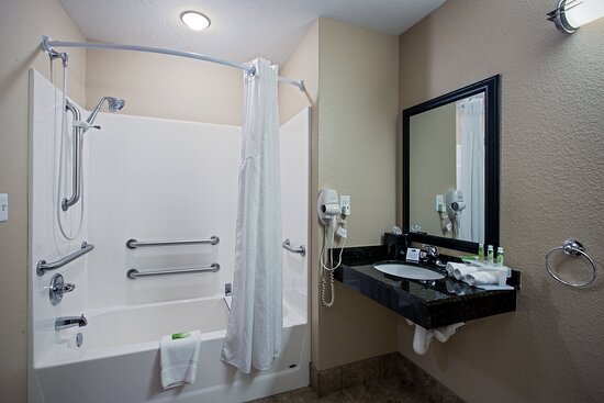 Holiday Inn Express & Suites Green Bay East By IHG