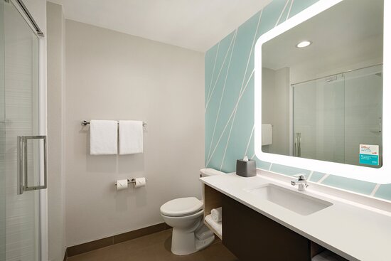 avid Hotel Traverse City by IHG
