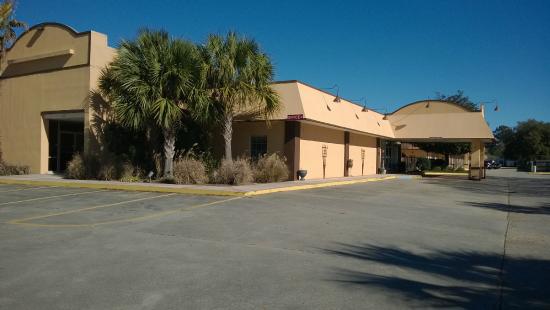 Discovery Inn & Suites