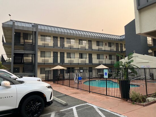 MorningGlory Inn & Suites