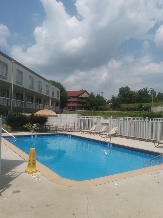 Econo Lodge Inn & Suites
