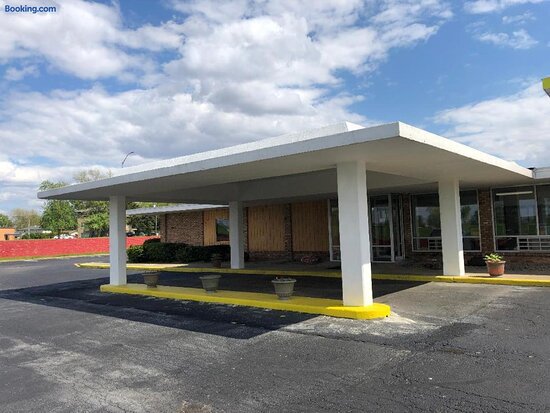 Regal 8 Inn & Suites