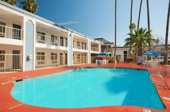 Travelodge by Wyndham Bakersfield