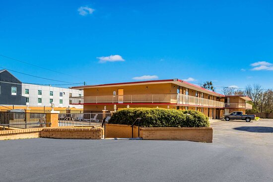Econo Lodge Inn & Suites