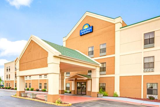 Days Inn & Suites by Wyndham Harvey / Chicago Southland