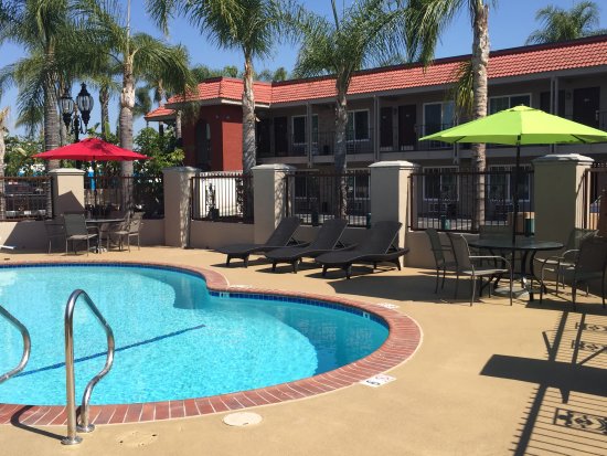 Days Inn & Suites by Wyndham Anaheim at Disneyland Park