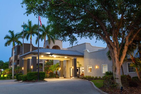 La Quinta Inn & Suites By Wyndham Ft. Myers-Sanibel Gateway