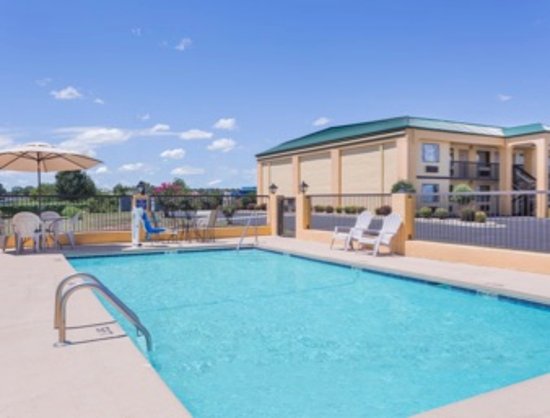 Days Inn by Wyndham Byron