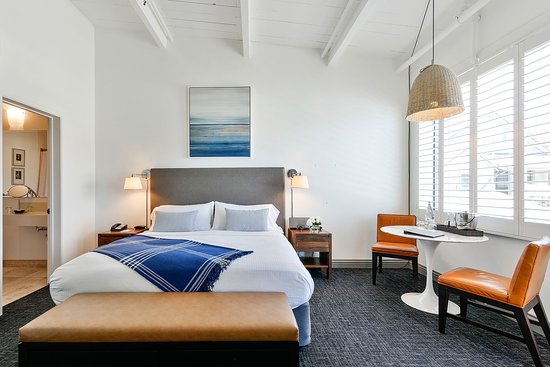 Waters Edge Hotel