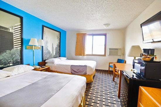 Super 8 by Wyndham Lincoln West