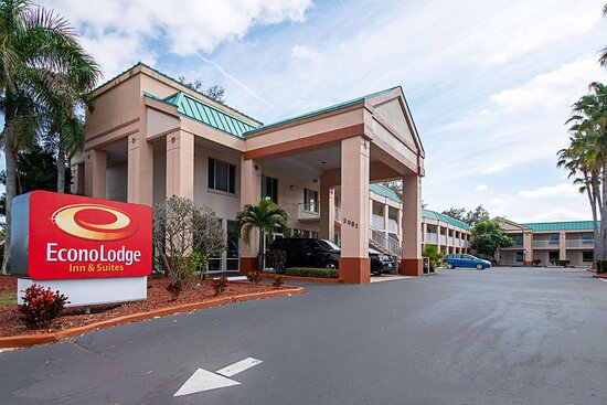 Econo Lodge Inn & Suites