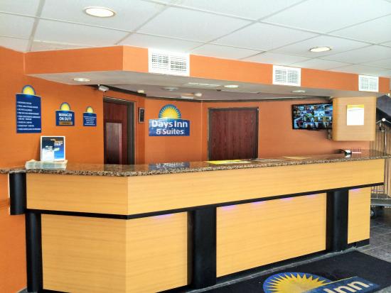 Days Inn & Suites by Wyndham Madison Heights MI