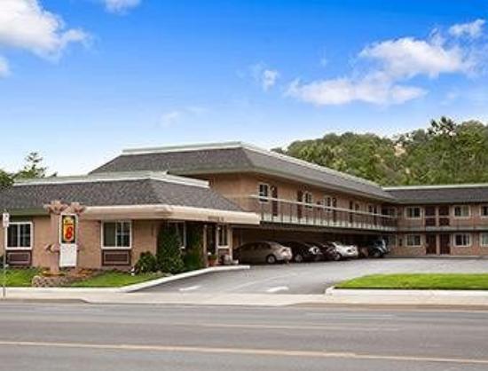 Super 8 by Wyndham Martinez