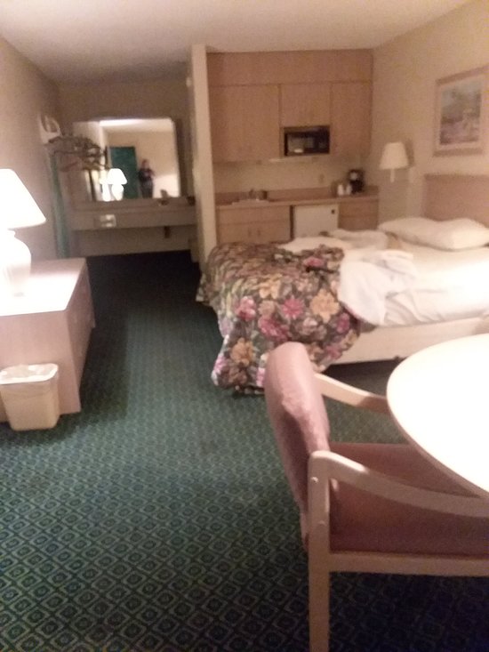 Deluxe Inn & Suites