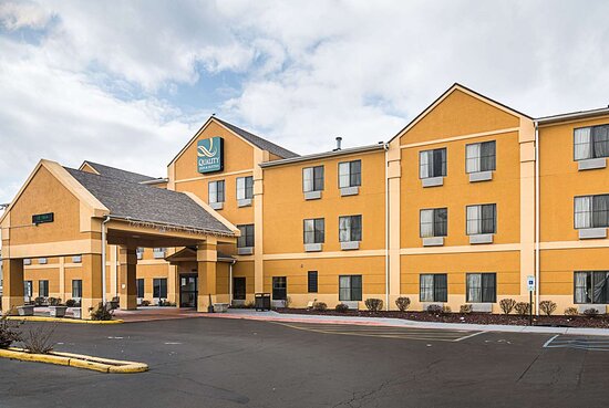 Quality Inn & Suites Near I-80 And I-294