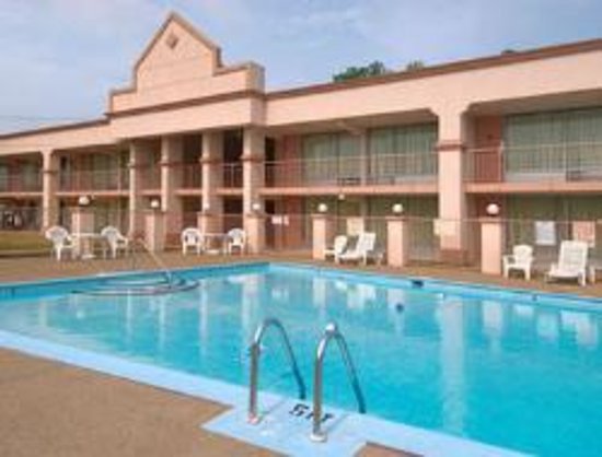 Super 8 By Wyndham Nashville Near Downtown / I-40