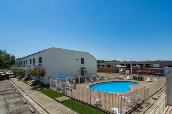 Days Inn by Wyndham Waco University Area