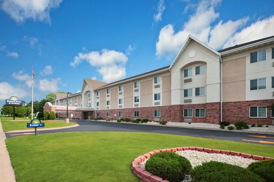 Days Inn & Suites by Wyndham Green Bay WI