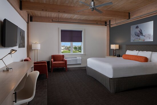 Harbor House Hotel & Marina at Pier 21
