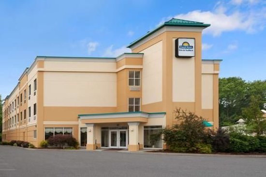 Days Inn & Suites by Wyndham Albany NY