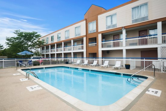 Howard Johnson by Wyndham Romulus Detroit Metro Airport