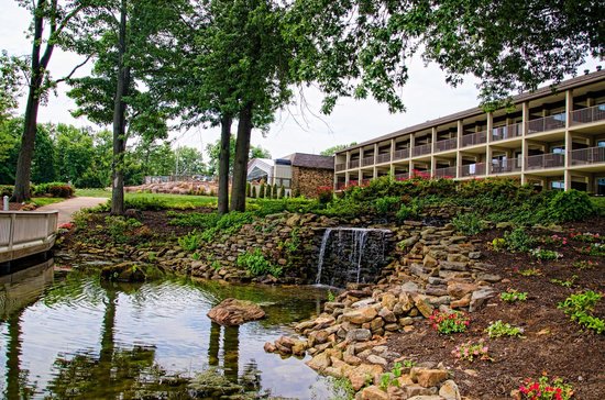 Fourwinds Lakeside Inn & Marina