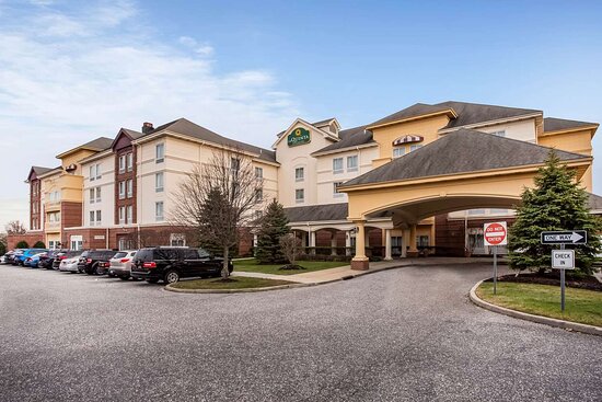 La Quinta Inn & Suites by Wyndham Islip - MacArthur Airport
