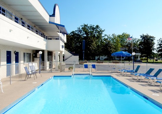Field's Park Motel