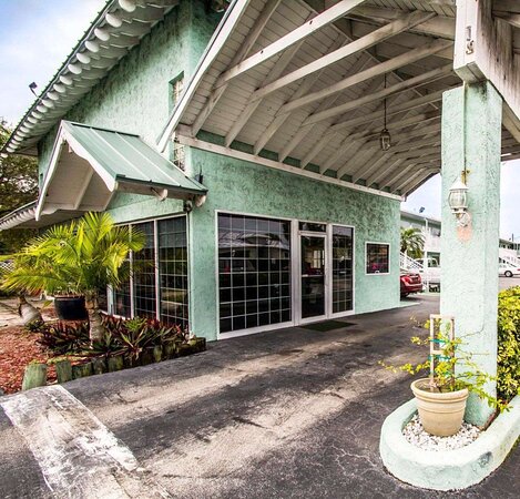 Econo Lodge Cocoa Beach - near the Port