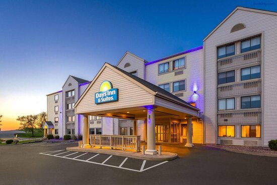 Days Inn & Suites by Wyndham Kansas City - Arrowhead Chiefs Stadium