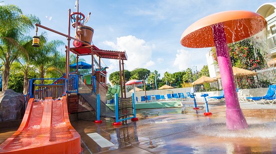 Howard Johnson by Wyndham Anaheim Hotel and Water Playground