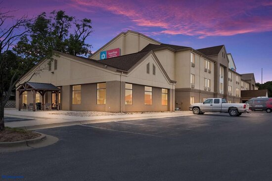 Baymon Inn & Suites