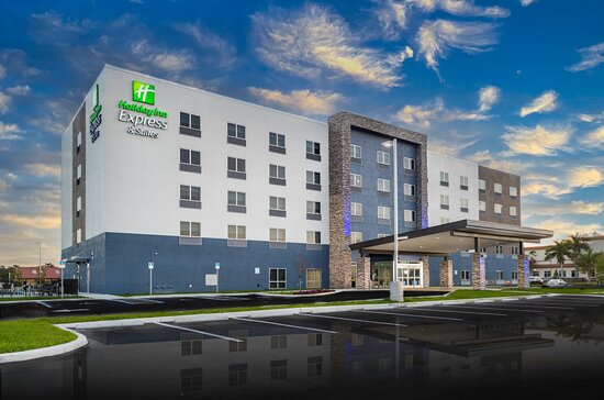 Holiday Inn Express & Suites Fort Myers Airport by IHG