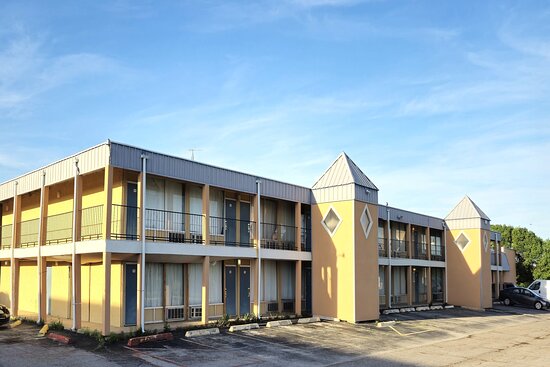 Castle Inn & Suites