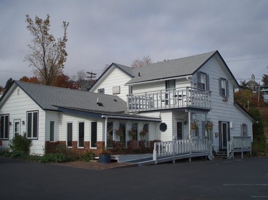 Harbor's Edge Motel