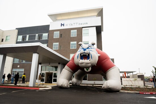Hyatt House Fresno / Campus Pointe