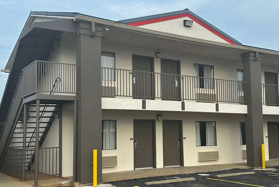 Super 8 by Wyndham Monroe