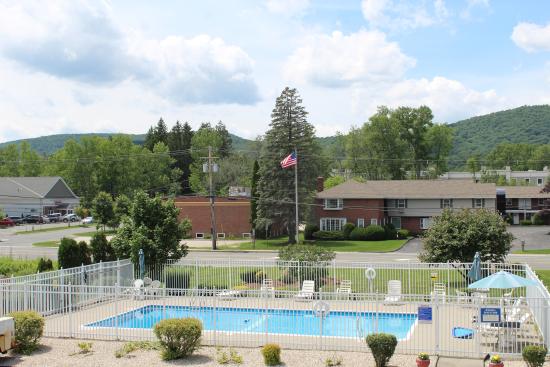 Howard Johnson by Wyndham Lenox