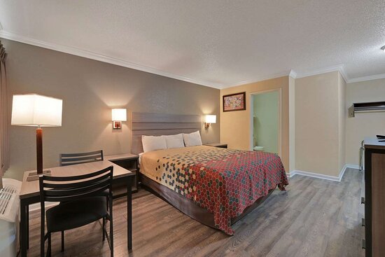 Econo Lodge Woodland Near I-5