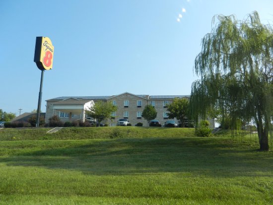 Super 8 by Wyndham Bowling Green North