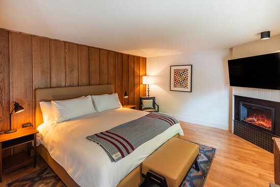 Historic Rocky Waters Inn