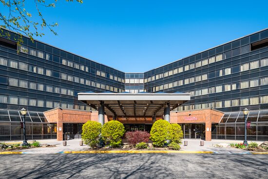 Crowne Plaza Edison by IHG