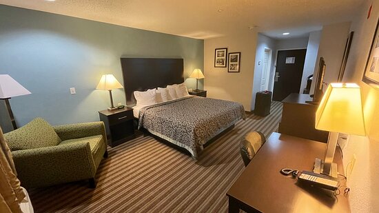 Days Inn & Suites by Wyndham Dallas