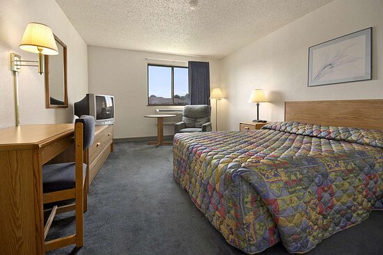 Super 8 by Wyndham Springfield North I-44