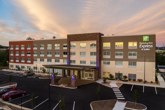 Holiday Inn Express & Suites Roanoke - Civic Center by IHG